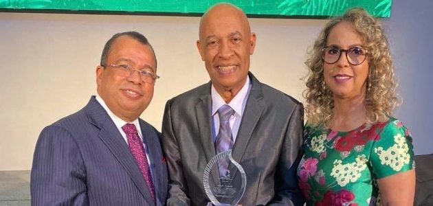 Señales TV reconoce trayectoria de Carlos T. Martínez