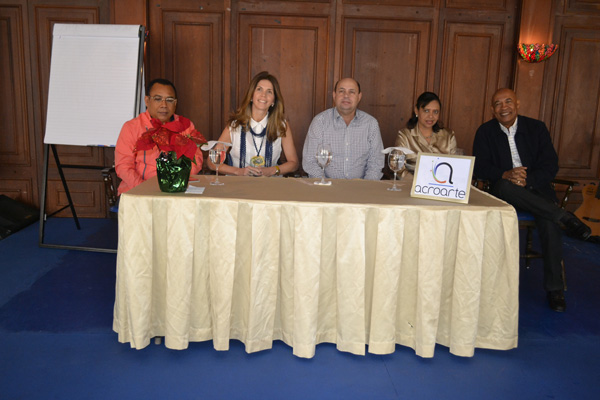 Mesa principal Abel Rojas, Stella Leon, Jorge Ramos C., Fior Daliza Taveras y Carlos T.